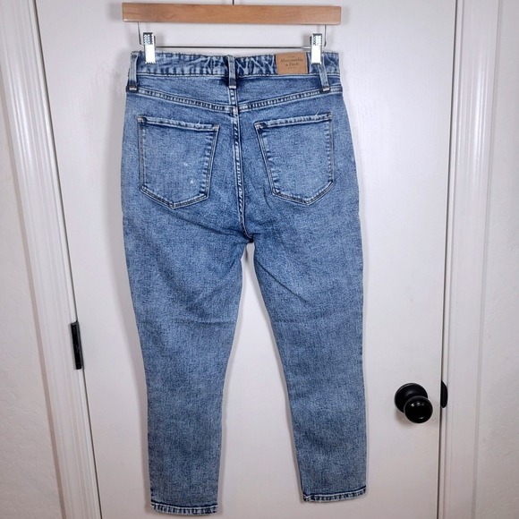Abercrombie & Fitch High Rise Ankle Jeans Women's Size 26/2S Light Wash Slim Fit - Picture 5 of 9